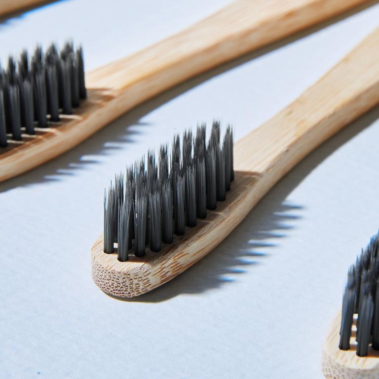 La Brosse à Dents en Bambou Infusée au Charbon Actif